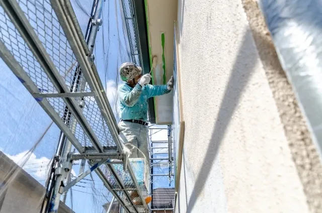足場なしで外壁塗装はDIY可能？知っておきたいポイントについて