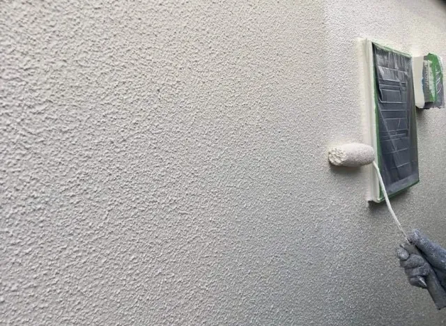 外壁塗装の中塗り