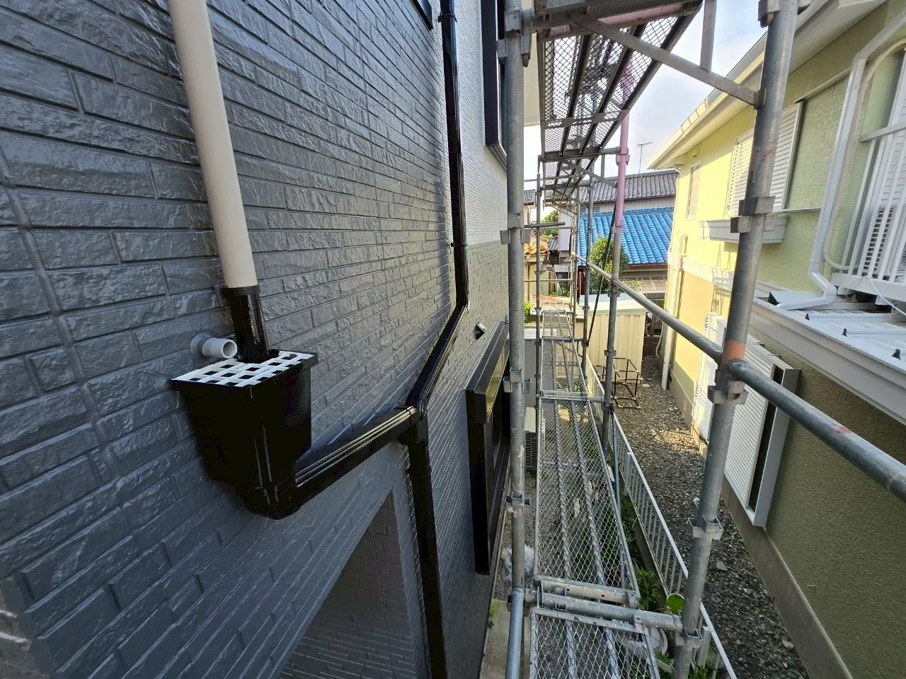 住宅下部グレー系の外壁塗装